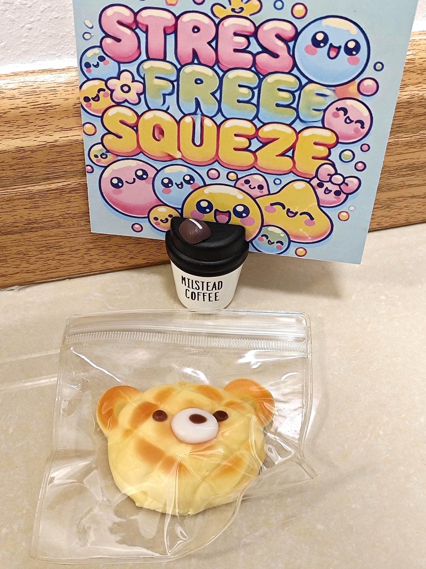 Quetschbarer Kawaii Teddybär-Waffel-Brot-Squeeze-Toy Weicher Stressball Mini-Taschenanhänger Zubehör Tragbares Fidget Toy Golden Bakery Geschenk für Teenager