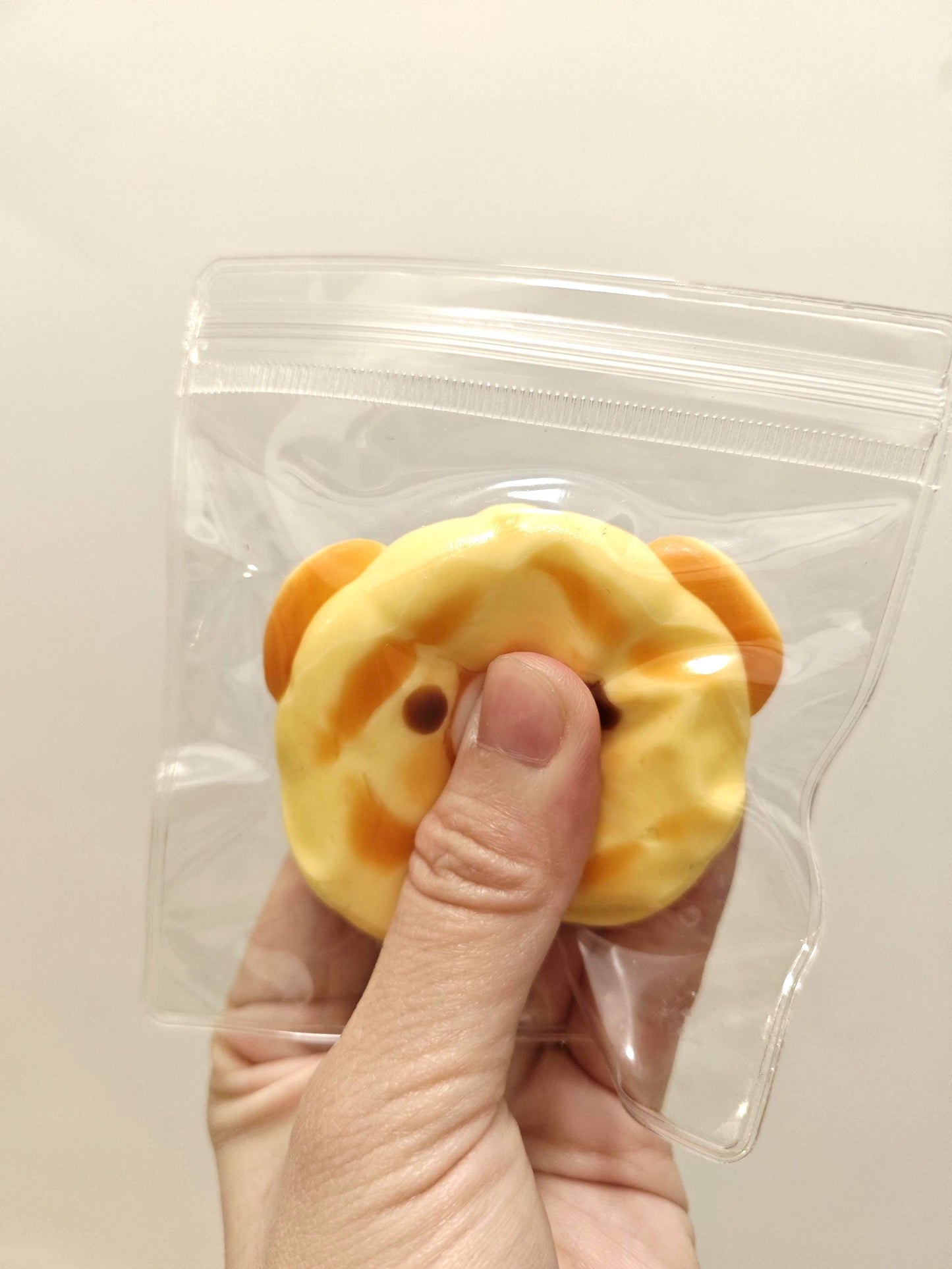 Quetschbarer Kawaii Teddybär-Waffel-Brot-Squeeze-Toy Weicher Stressball Mini-Taschenanhänger Zubehör Tragbares Fidget Toy Golden Bakery Geschenk für Teenager