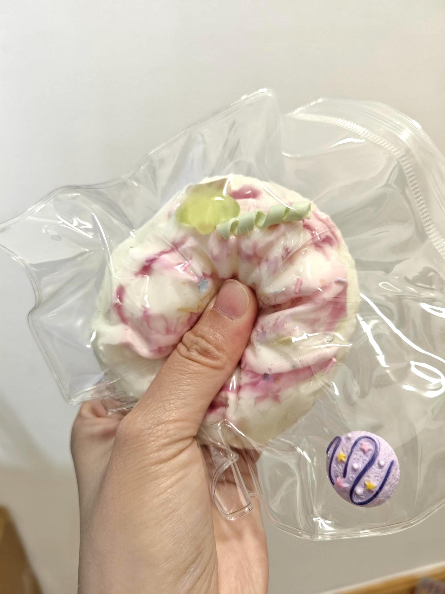 Taba Squishy Eiscreme-Quetschspielzeug, handgefertigt, Stressball, langsam aufsteigend, Fidget zur Angstlinderung, Glücksbringer, Selbstpflegegeschenk für sie, emotionale Unterstützung