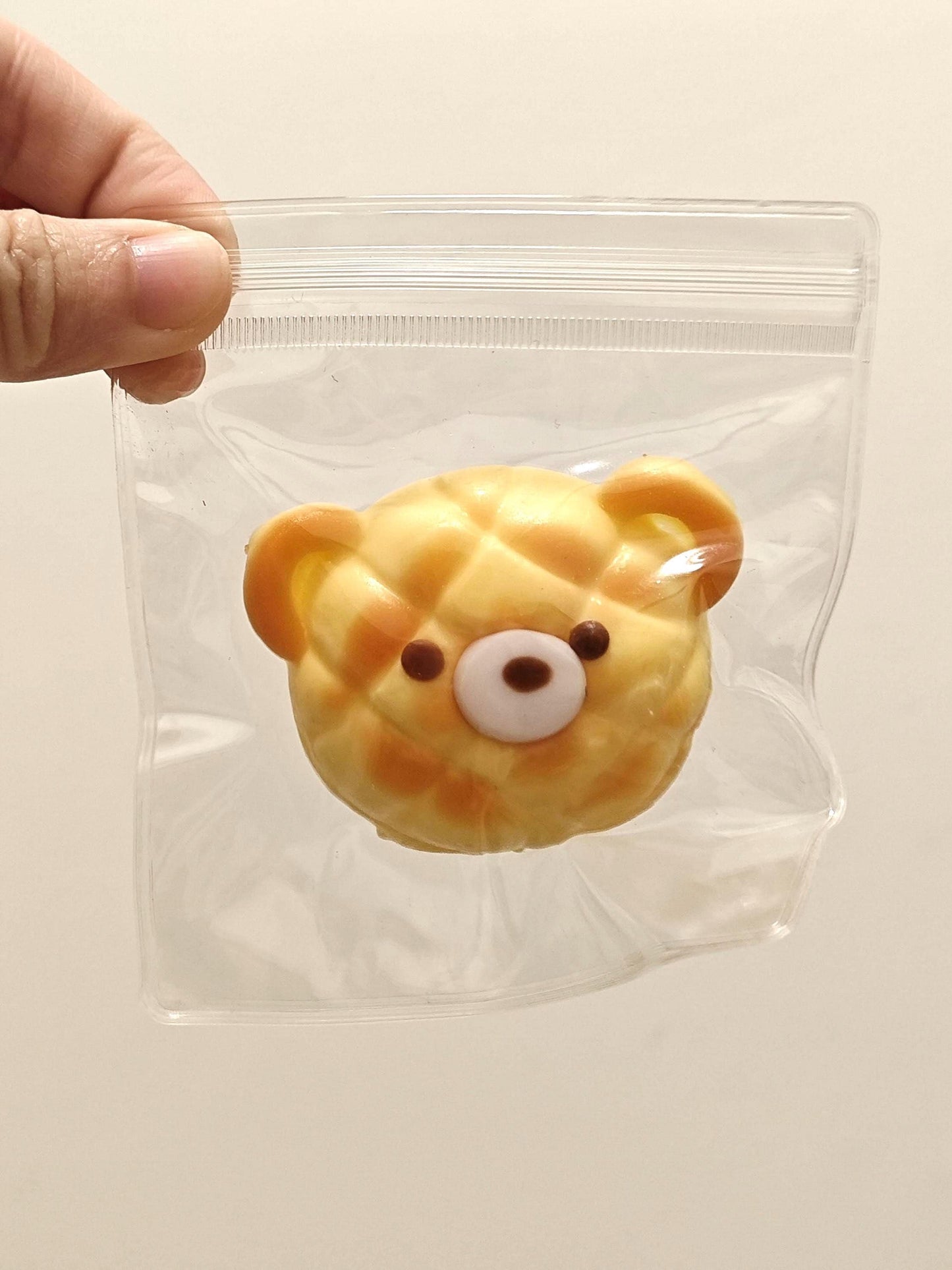 Quetschbarer Kawaii Teddybär-Waffel-Brot-Squeeze-Toy Weicher Stressball Mini-Taschenanhänger Zubehör Tragbares Fidget Toy Golden Bakery Geschenk für Teenager