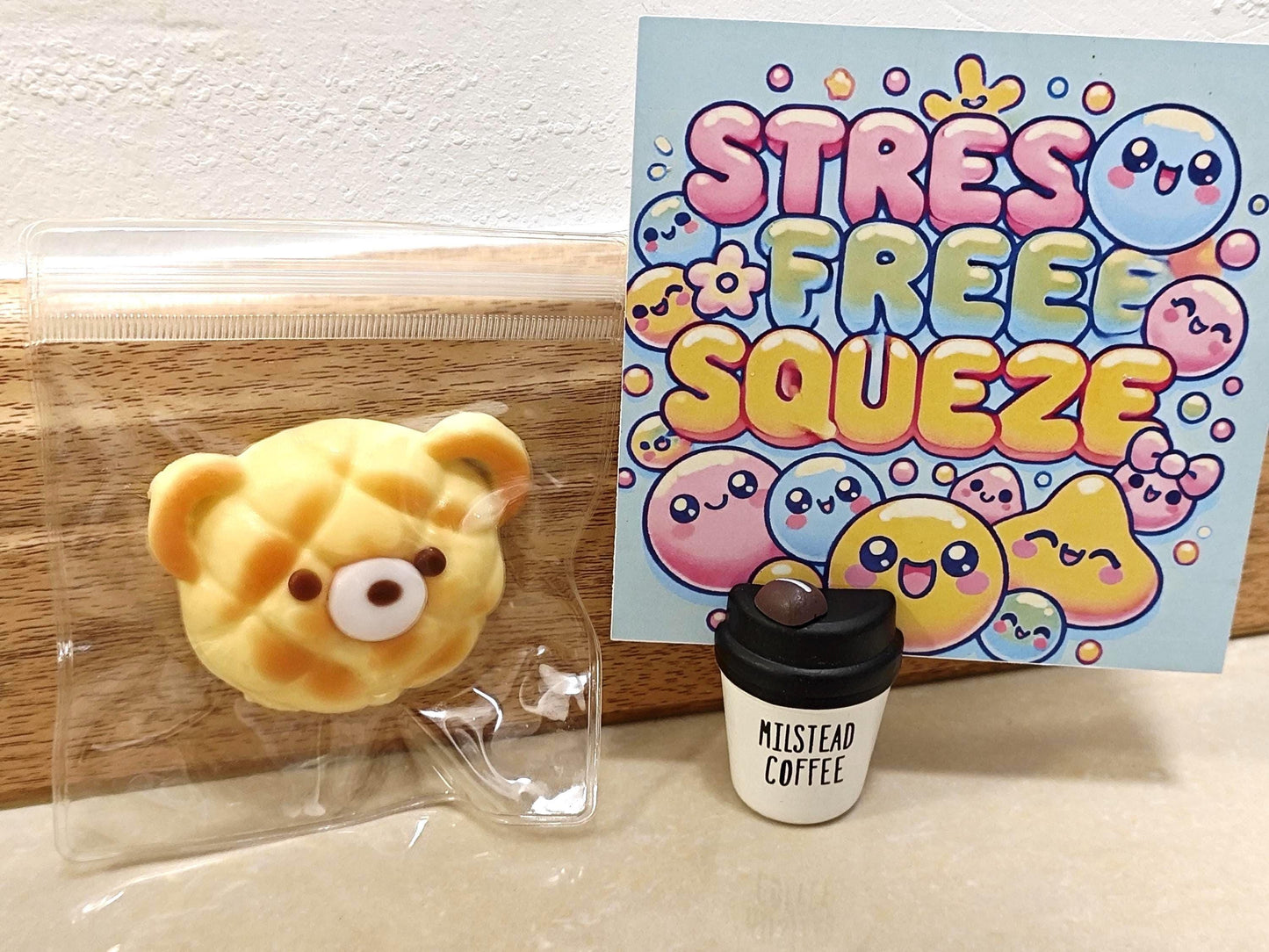 Quetschbarer Kawaii Teddybär-Waffel-Brot-Squeeze-Toy Weicher Stressball Mini-Taschenanhänger Zubehör Tragbares Fidget Toy Golden Bakery Geschenk für Teenager