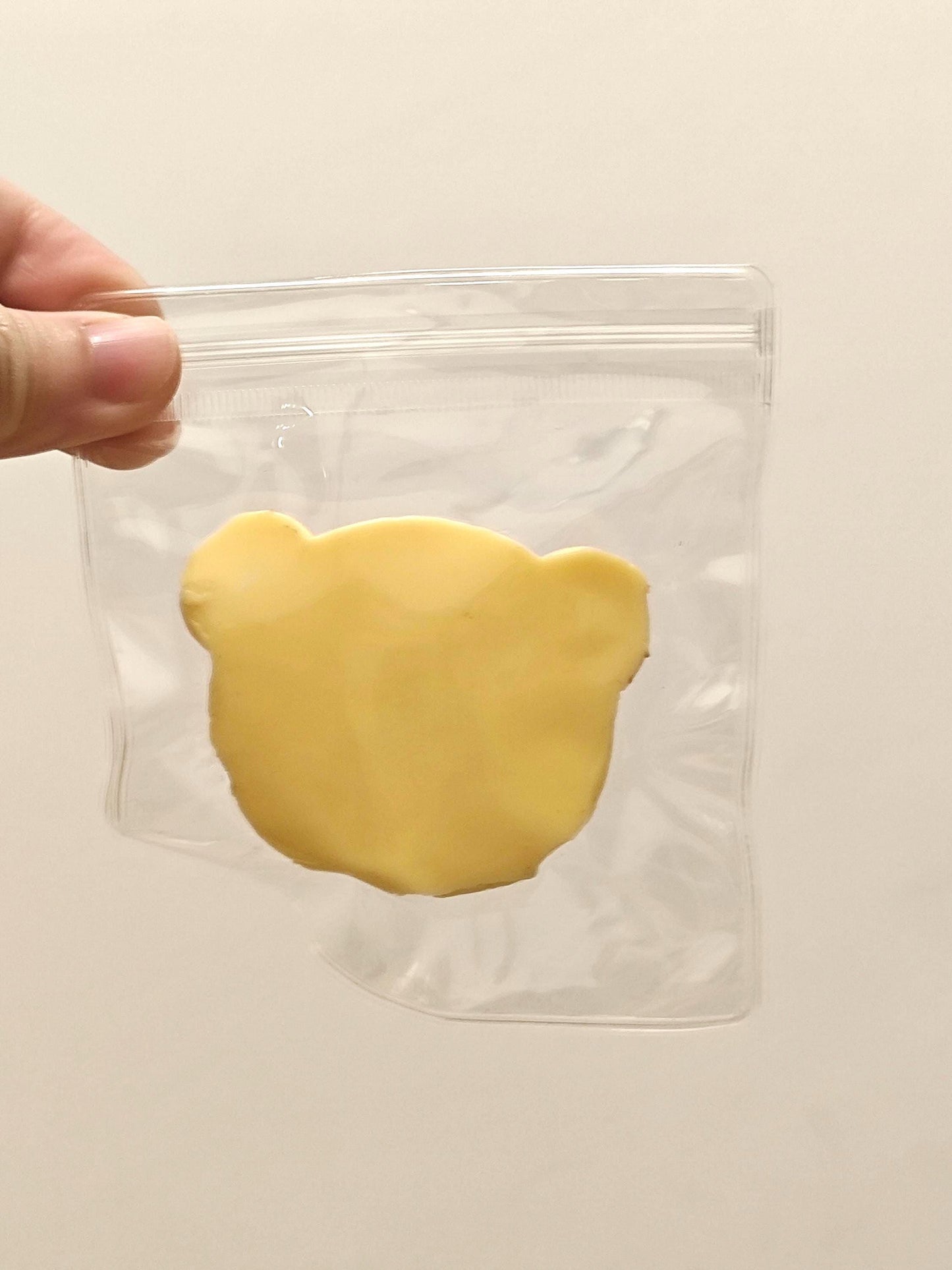 Quetschbarer Kawaii Teddybär-Waffel-Brot-Squeeze-Toy Weicher Stressball Mini-Taschenanhänger Zubehör Tragbares Fidget Toy Golden Bakery Geschenk für Teenager
