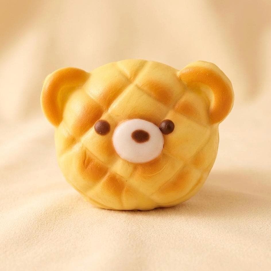 Quetschbarer Kawaii Teddybär-Waffel-Brot-Squeeze-Toy Weicher Stressball Mini-Taschenanhänger Zubehör Tragbares Fidget Toy Golden Bakery Geschenk für Teenager