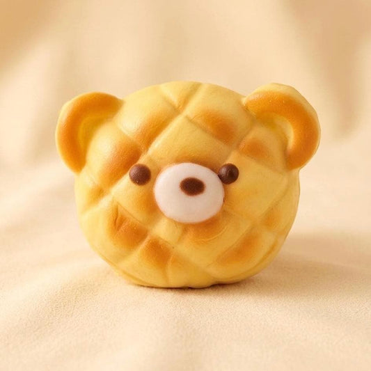 Quetschbarer Kawaii Teddybär-Waffel-Brot-Squeeze-Toy Weicher Stressball Mini-Taschenanhänger Zubehör Tragbares Fidget Toy Golden Bakery Geschenk für Teenager