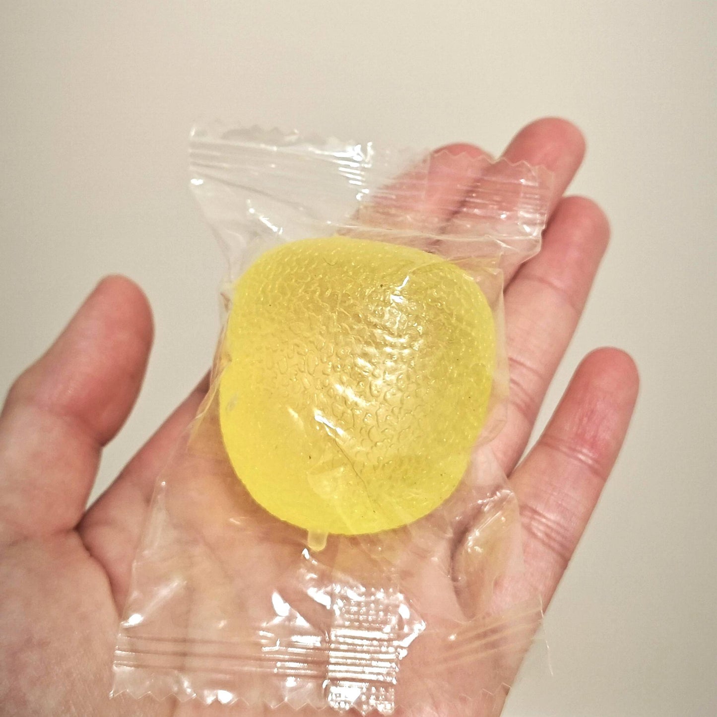 Mini bunter Stressball Langsam aufsteigend Squishy für Stressabbau Zappelspielzeug Durchscheinendes Sensorisches Quetschspielzeug Schreibtischspielzeug für Erwachsene Geschenkideen für Kinder