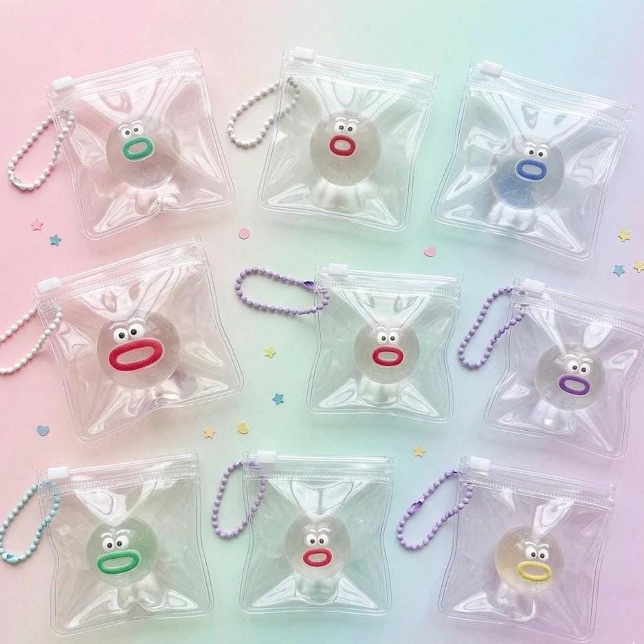 Emoji Squishy Mini Quetschspielzeug Set Schlüsselanhänger Taschenanhänger Stressball Winziges Fidget Spielzeug zur Stresslinderung Geschenkideen für Teenager Handy-Zubehör