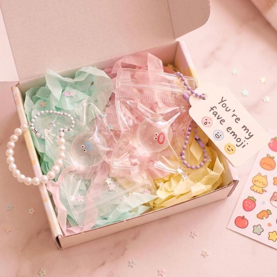 Emoji Squishy Mini Quetschspielzeug Set Schlüsselanhänger Taschenanhänger Stressball Winziges Fidget Spielzeug zur Stresslinderung Geschenkideen für Teenager Handy-Zubehör