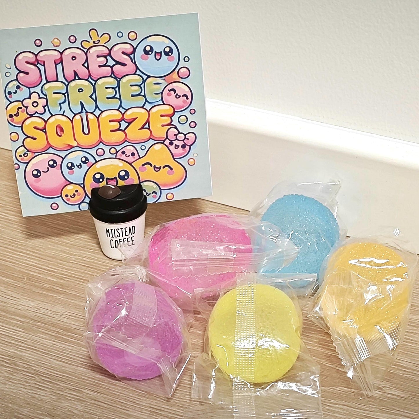 Mini bunter Stressball Langsam aufsteigend Squishy für Stressabbau Zappelspielzeug Durchscheinendes Sensorisches Quetschspielzeug Schreibtischspielzeug für Erwachsene Geschenkideen für Kinder