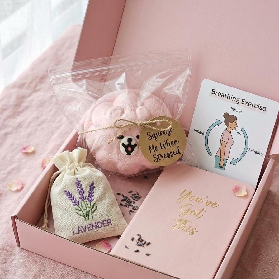 Squishy Pink Bär Quetschspielzeug Langsam Steigender Stressball für Angstlinderung Spielzeug Fidget Geschenkideen Teenager Mädchen Schreibtisch Deko Kinder ADHS Schreibtisch Kumpel