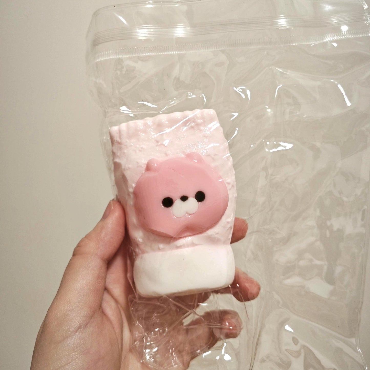 Bär Squishy Passender Squeeze Toy Rosa Bär Stressball als Freundschaftsgeschenk Passendes BFF Schreibtischspielzeug Pastellrosa Ästhetik Deko