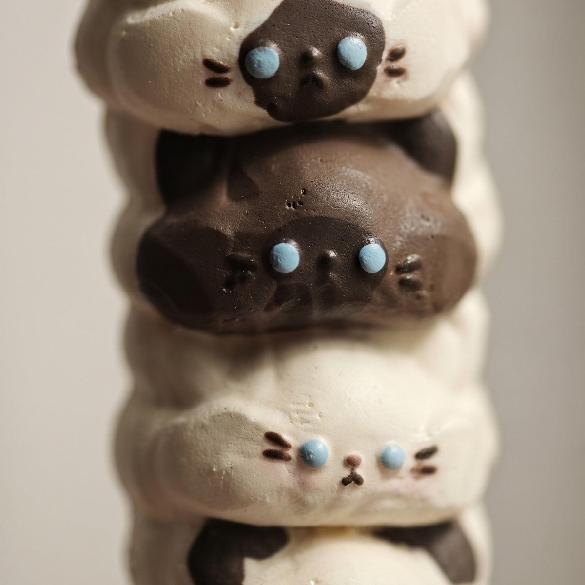Cute Cat Fidget Toy Kawaii Squishy Collectible Slow Rising Stress Relief Design Siamese Cat Stack Figurine Anxiety Relief Squeeze Toy Desk Decoration Gift Cat Lover Collection Soft Silicone Construction Tactile Sensory Experience Calming